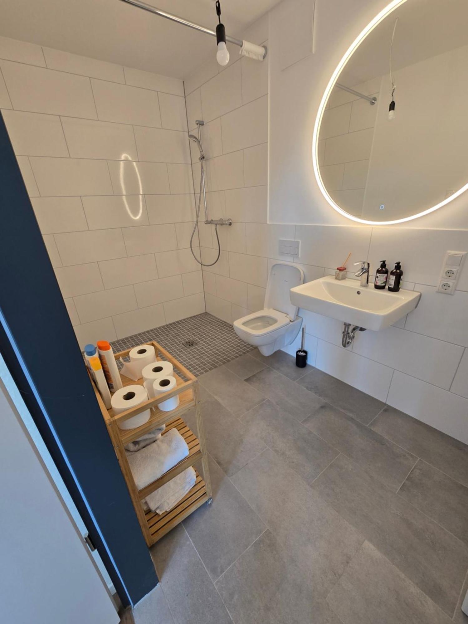 Stilvolle Neubauwohnung Mit Balkon&wlan Apartment